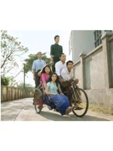 Sieben Menschen auf einem Fahrrad in Myanmar