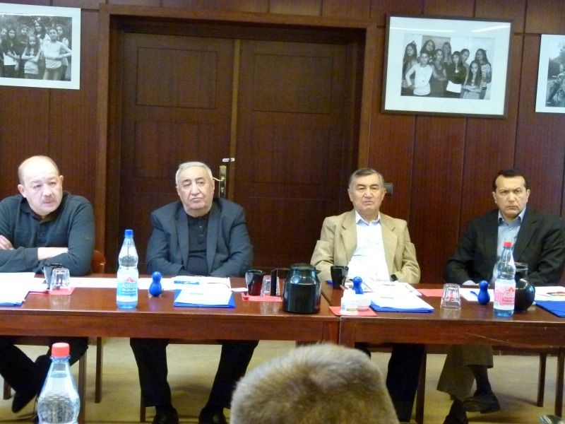 Bachodir Kurbanov, stellvertretender Innenminister der Republik Usbekistan (links); Dr. Durbek Amanov, S.E. Botschafter der Republik Usbekistan in der BRD (rechts);