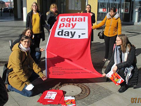 Fahnenhissung Equal-Pay-Day 2022 Rathaus Marzahn-Hellersdorf am Alice-Salomon-Platz