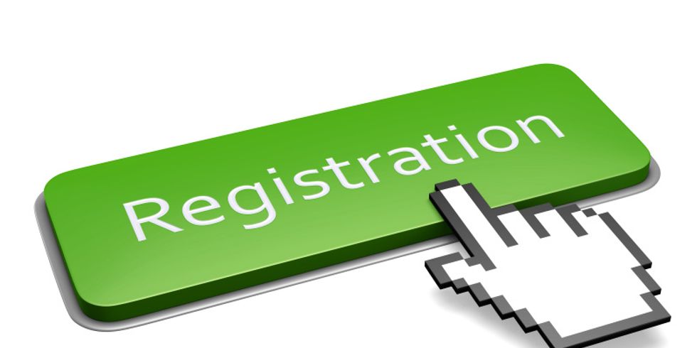 Digitaler Handcursor zeigt auf einen grünen rechteckigen Knopf mit der Aufschrift "Registration"