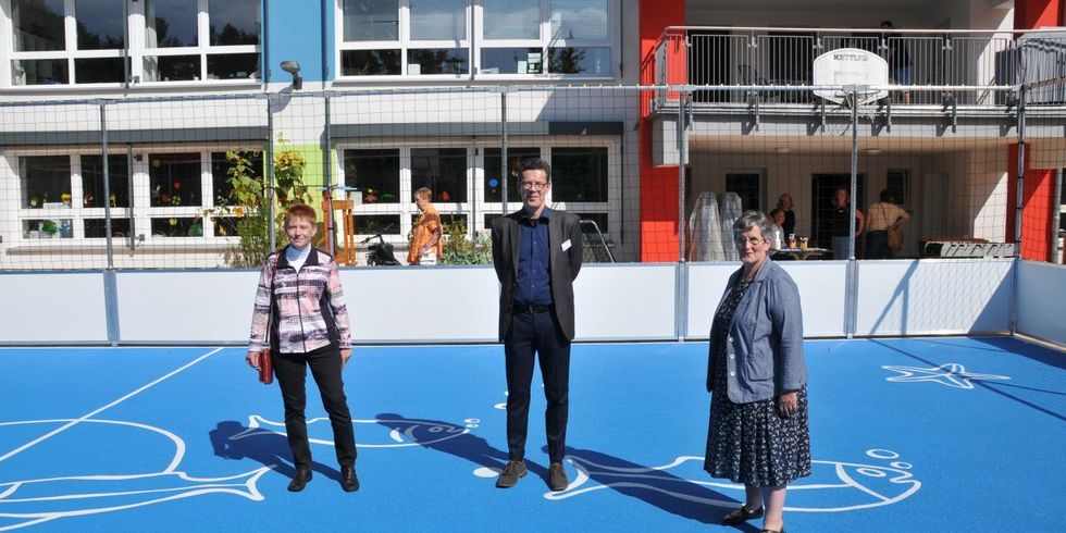 Eröffnung der Außenfläche im DRK Kinder-, Jugend-, Familien- und Nachbarschaftszentrum - Petra Pau, Rainer Ötting und Dagmar Pohle auf dem neuen Sportfeld