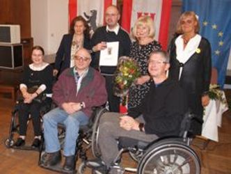 Bildvergrößerung: Berliner Behindertenverband bei der Verleihung der Bezirksverdienstmedaille 2014