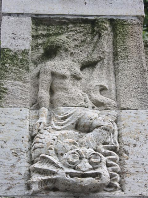 Bildvergrößerung: Symbol für einen Kurzschluss: Eine Frau, die auf einem Seeungeheuer reitet.