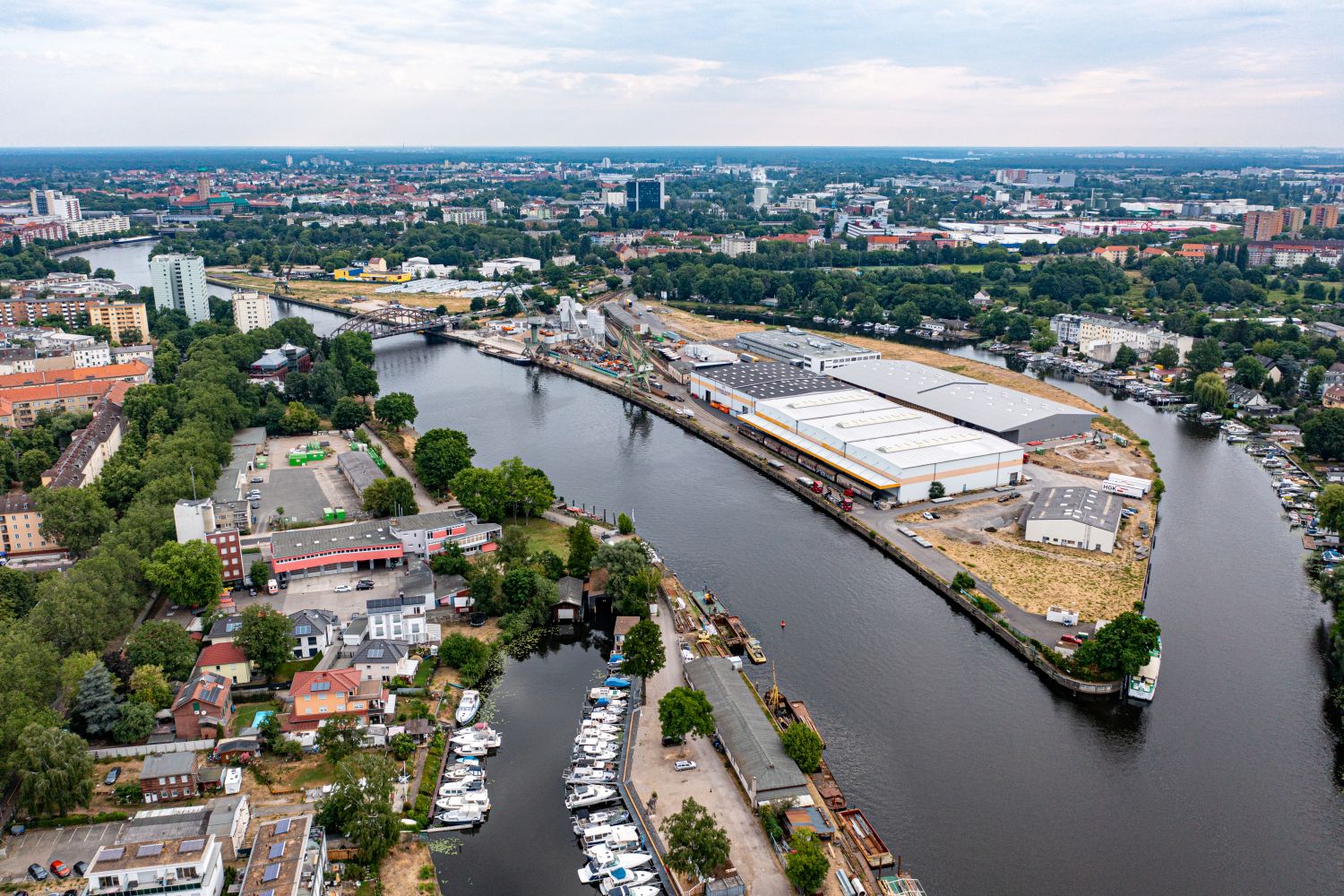 Luftbildaufnahme des Südhafens mit Schulenburgbrücke, Havel und Umgebung des Gebiets sind zu sehen.