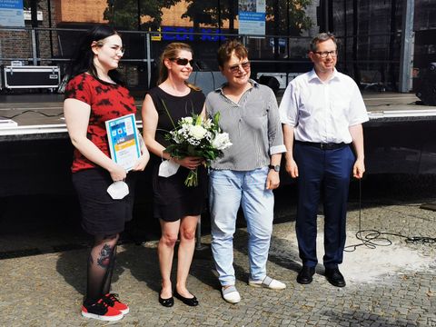 Bildvergrößerung: Bezirksbürgermeister Igel zusammen mit den Preisträgerinnen des Schaufensterwettbewerbs
