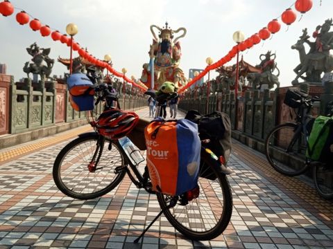 Fahrrad auf einem mit Lampions geschmückten Weg in Taiwan