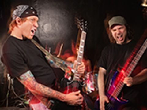 2 Rockmusiker die machen ihren Bassgitarren Musik machen