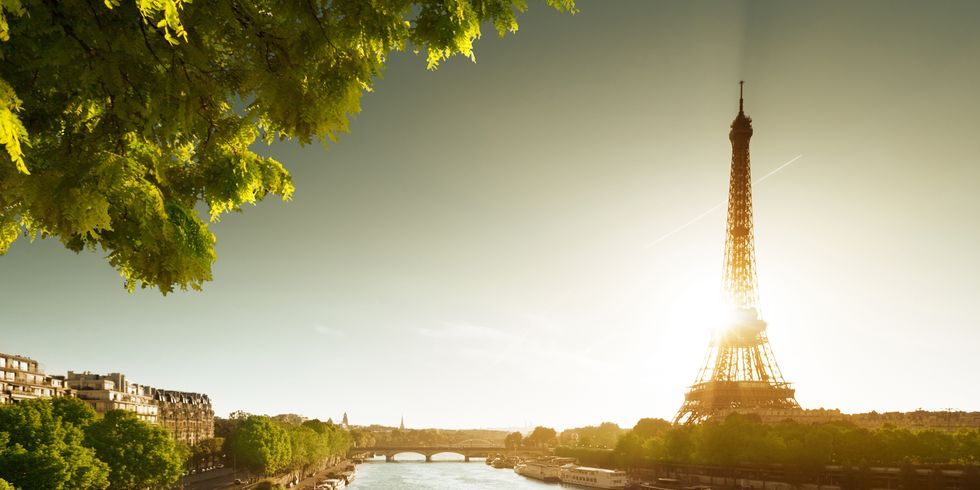 Kaffee am Tisch und Eiffel-Turm in Paris