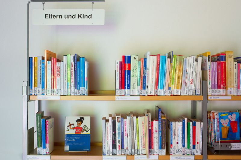 Mittelpunktbibliothek Schöneberg - Bücherregal zum Thema "Eltern und Kind"