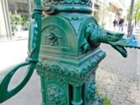 Bildvergrößerung: Denkmalgeschützte Wasserpumpe in Berlin-Mitte