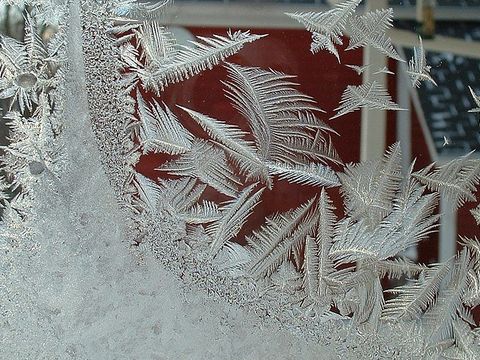 Frostiges Fenster mit Eisblumen