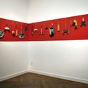 Bildvergrößerung: Werkzeuge auf Resten, an der Wand auf einem breiten rot gemalten Streifen montiert