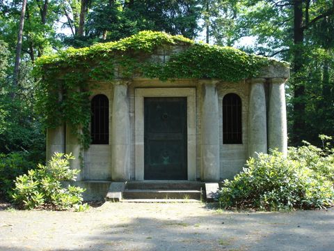 mit Efeu bewachsenes Mausoleum Friedhof in den Kisseln