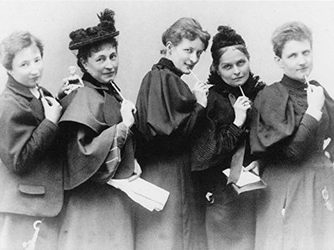 Bildvergrößerung: Hier sehen Sie ein Foto von fünf Frauen im Jahr 1894
