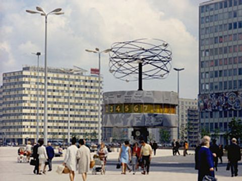 Weltzeituhr auf dem Alexanderplatz © Landesarchiv Berlin