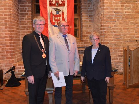 Bildvergrößerung: Bezirksbürgermeister Helmut Kleebank, Klaus Scholz und Bezirksverordnetenvorsteherin Gaby Schiller (von links nach rechts)