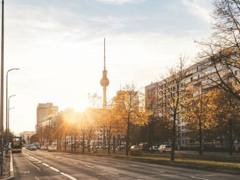 Stadtansicht mit Blick zum Alexanderplatz im Morgenlicht