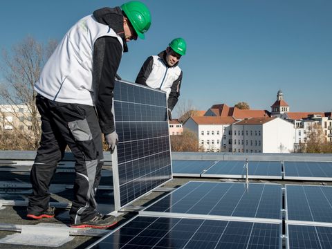 Solaranlageninstallierung auf der Max-Taut-Schule in Lichtenberg