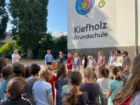 Bezirksbürgermeister Igel und Bezirksstadtrat Freier-Winterwerb bei der Übergabe des Spendenchecks der Kiefholz Grundschule