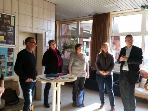 Bildvergrößerung: Bezirksstadtrat Tobias Dollase (parteilos, für CDU)(dritter von rechts) eröffnet die Ausstellung "Echt Krass!" im Centre Talma