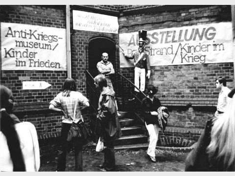 Bildvergrößerung: Eingang zur ersten Ausstellung der Friedensbibliothek bei der Friedenswerkstatt in der Erlöserkirche, Juni 1982