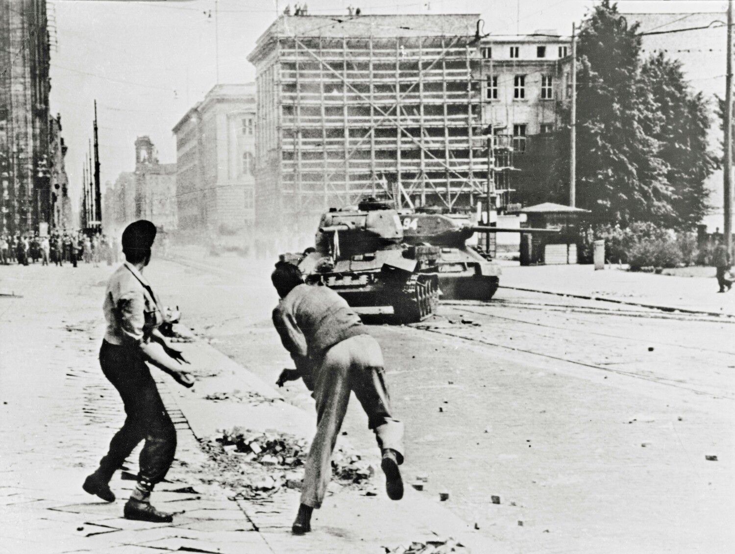 Jugendliche werfen Steine, 1953