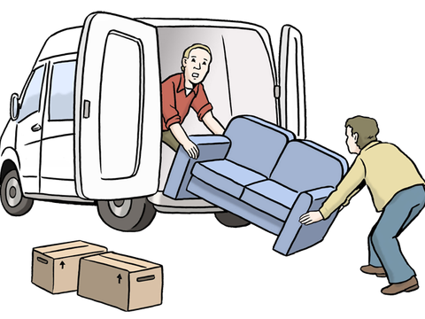 Zwei Männer transportieren ein Sofa in einen Transportwagen.