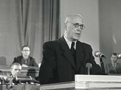 Bildvergrößerung: Der neugewählte Oberbürgermeister Dr. Otto Ostrowski bei seiner ersten Ansprache am 5. Dezember 1946