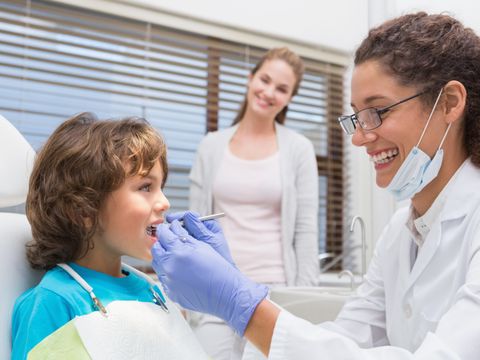 Zahnärztin untersucht kleinen Jungen
