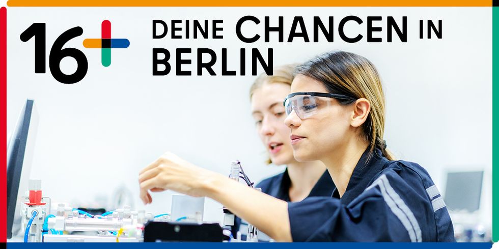 "16+ Deine Chancen in Berlin" Junge Mädchen tüffteln an technischen Geräten