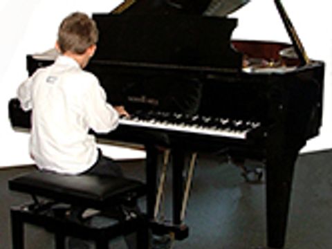 Bildvergrößerung: Schüler spielt am Klavier