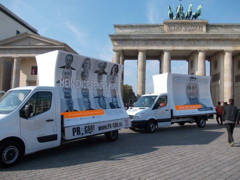 Kampagnen-Auftakt mit PR-Cars vor dem Brandenburger Tor