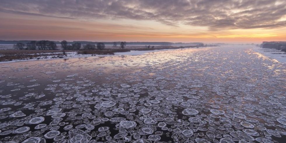 Eisschollen auf der Elbe bei Wittenberg im Schein der untergehenden Sonne