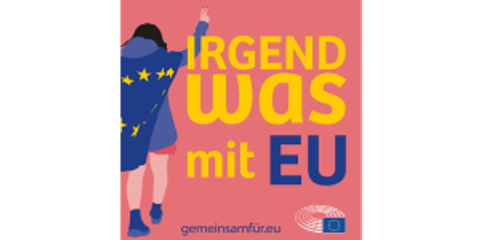Junger Mensch mit EU Flagge als Umhang läuft, Finger zum Peace Zeichen