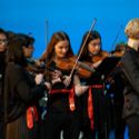 Bildvergrößerung: Mehrere Mädchen spielen Geige