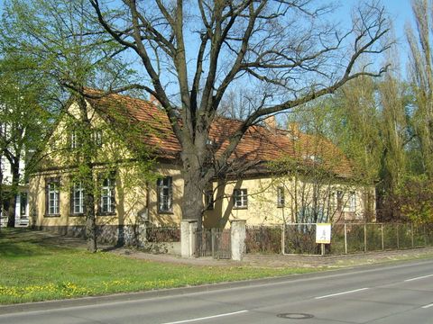 Historische Siedlungskerne, wie hier in Biesdorf, gibt es dank der Eingemeindung umliegender Ortschaften um 1920 relativ häufig. An Ihnen lässt sich die Geschichte der Stadterweiterung gut ablesen.