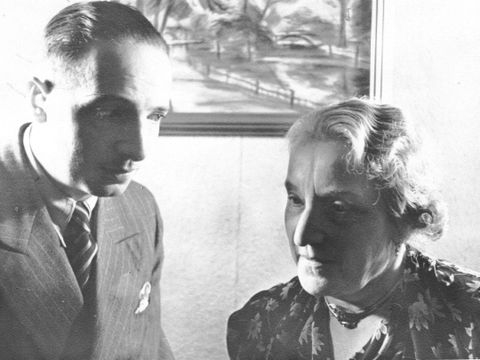Bildvergrößerung: Gertrud Grossmann mit ihrem Sohn Hans in ihrer Wohnung, 1938
