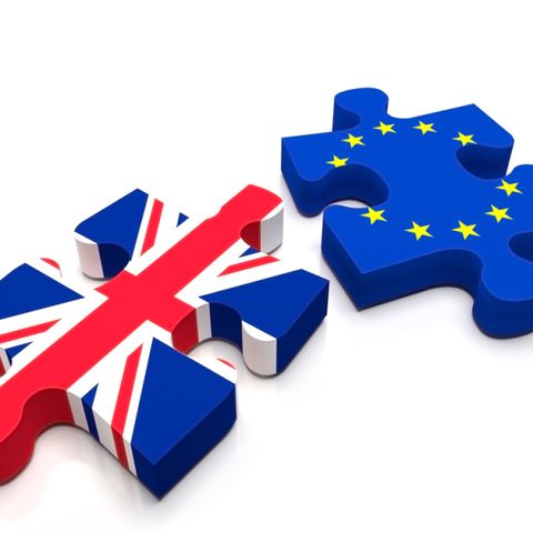 Brexit - Puzzleteile mit den Fahnen von Großbritannien und der Europäischen Union
