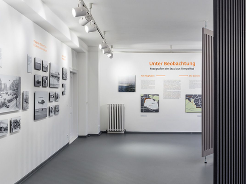 Bildvergrößerung: Blick in die Ausstellung "Unter Beobachtung - Fotografien der Stasi aus Tempelhof"