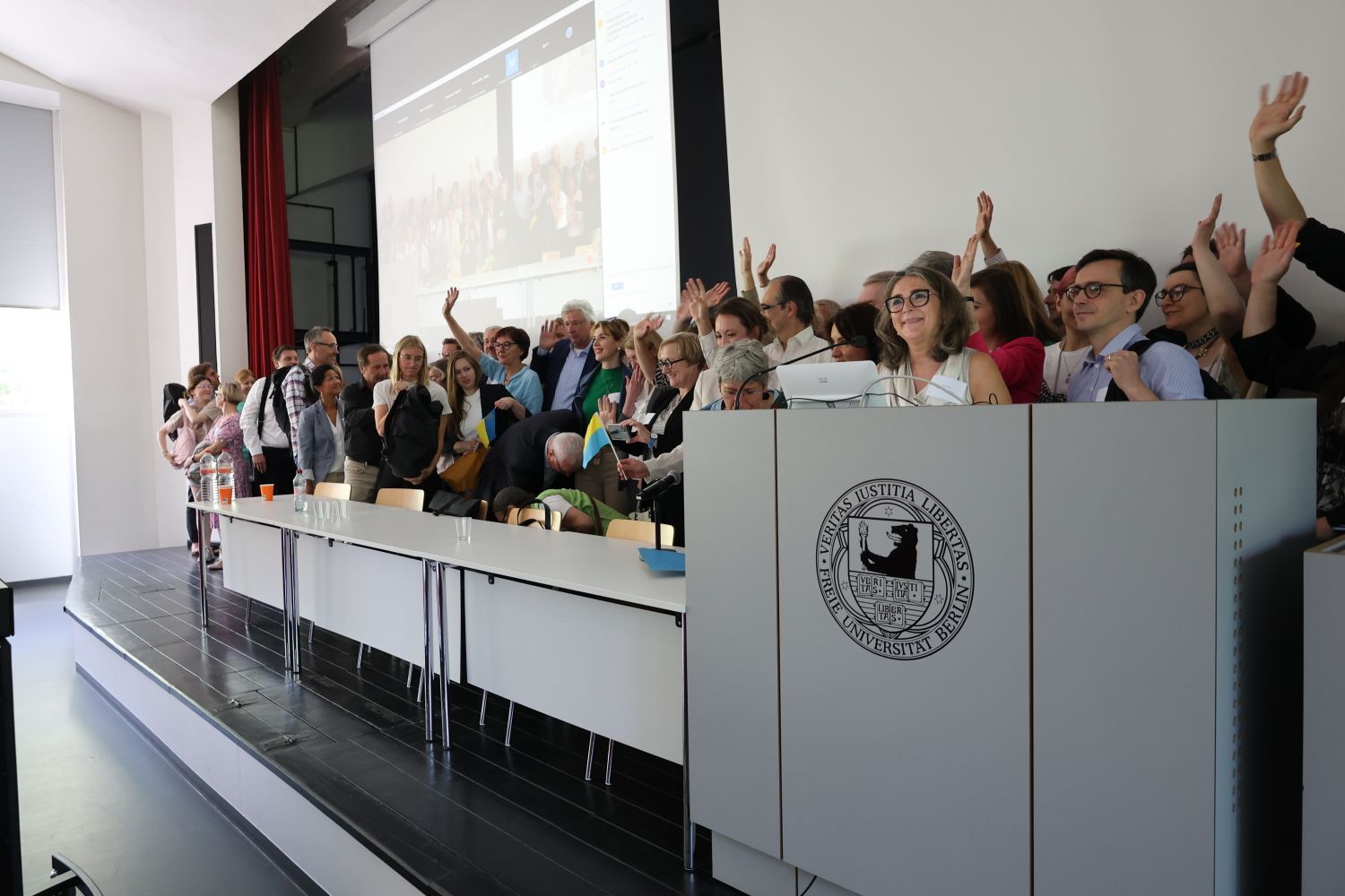 7. Juli 2023: Gruppenbild in Blau-Gelb mit allen Konferenzteilnehmern aus Steglitz-Zehlendorf