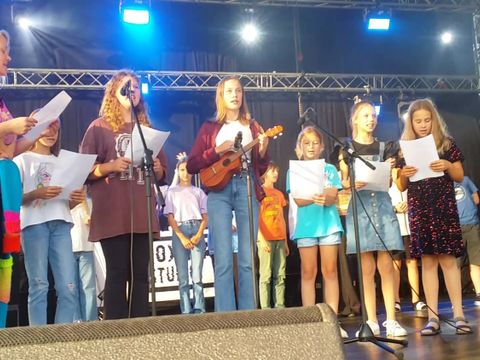 Die jungen Parlamentarierinnen auf der Festivalbühne in Meseritz. Louiza (Mitte) wurde inzwischen zur neuen Vorsitzenden des KJP Charlottenburg - Wilmersdorf gewählt.