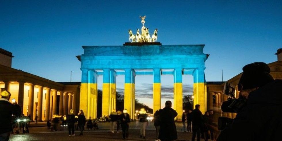 Brandenburger Tor in den Farben der Ukraine