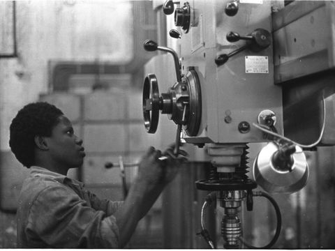 Mosambikanischer Vertragsarbeiter in einem Betrieb in Weimar
