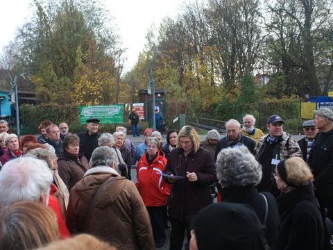 Bildvergrößerung: Bezirksbürgermeisterin Angelika Schöttler begrüßt die Gäste am S-Bahnhof Lichtenrade
