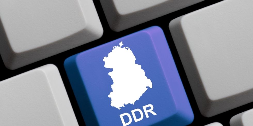 Gliederung der DDR auf einem blauen Computer Tastatur mit Wort in deutscher Sprache