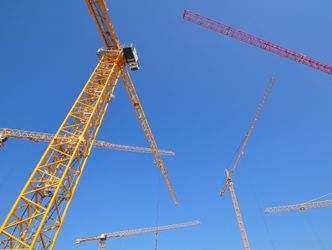 Blick von unten auf Baukräne