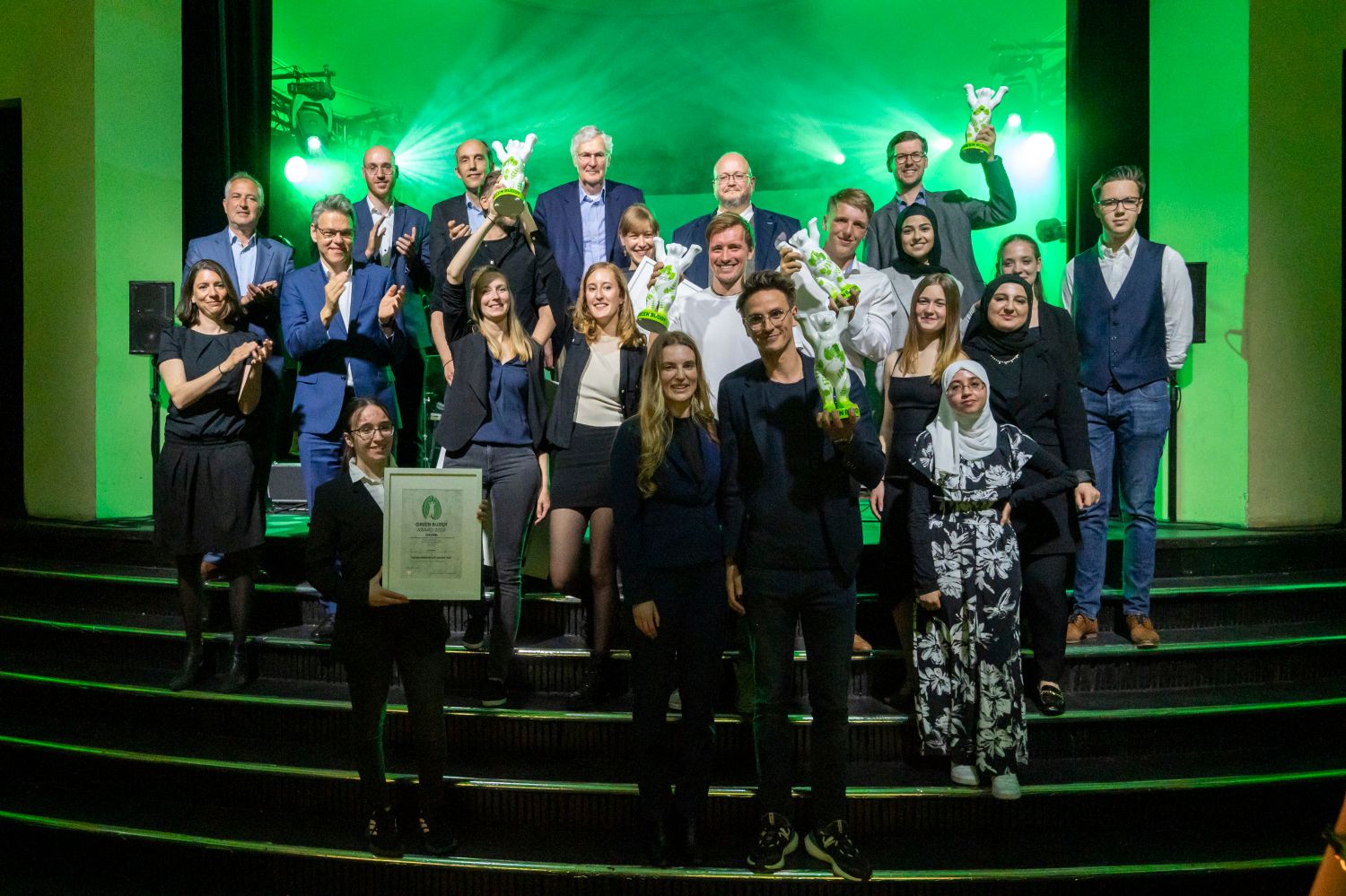 Alle Gewinner_innen und Sponsoren des Green Buddy Awards 2022, Bezirksbürgermeister Jörn Oltmann und Bezirksstadträtin Saskia Ellenbeck