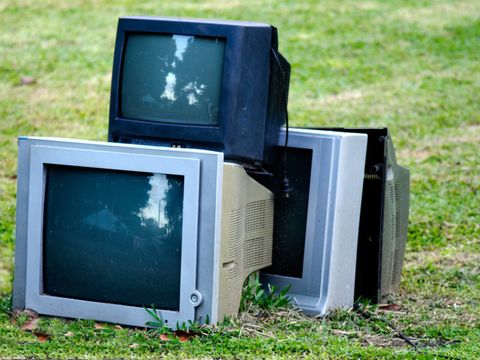 Defekte Fernseher auf der Wiese