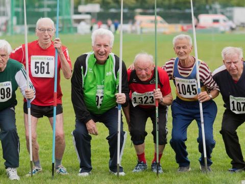 Speerwerfer Startklasse sechs Männer ab 85 Jahre mit Speer in der Hand 