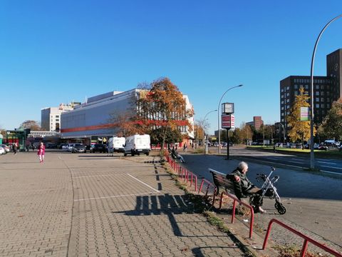 Das Zentrum am U-Bahnhof Siemensdamm beherrscht der Parkplatz vor dem Möbelhaus Poco Domäne
